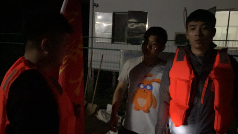 1596765319139603.jpg 突擊隊(duì)員輪班巡查大堤3_副本.jpg