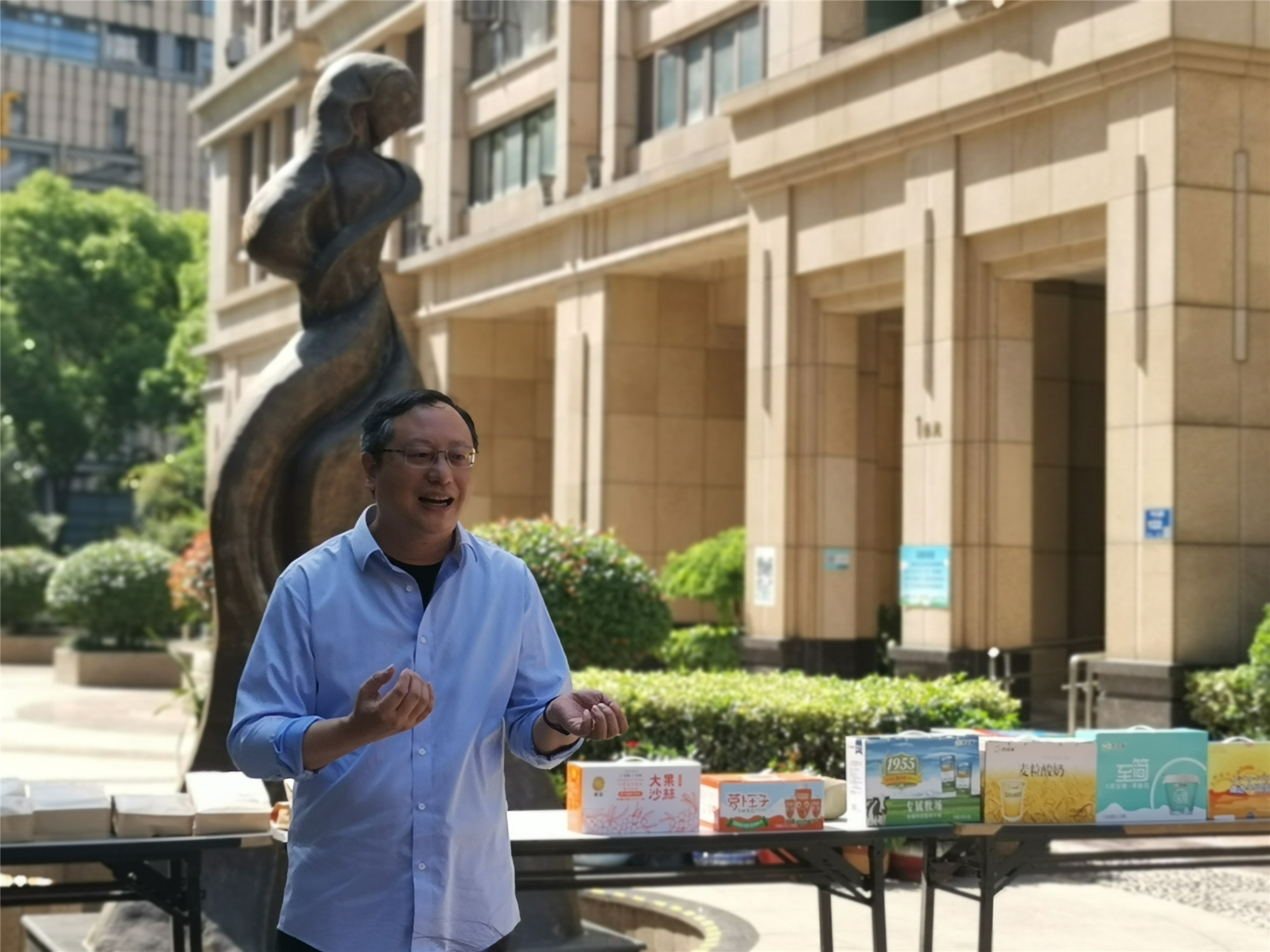 1622011075918974.jpg 5.22蘇豪傳媒黨支部“我為群眾辦實事”社區志愿服務活動照片-1_副本.jpg